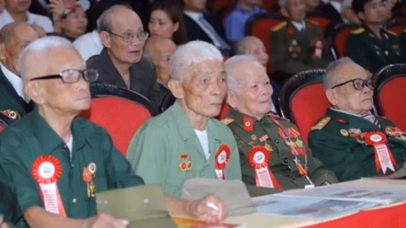  Ủy ban Trung ương Mặt trận Tổ quốc Việt Nam tổ chức gặp mặt, tri ân chiến sĩ, thanh niên xung phong, dân công hỏa tuyến tham gia chiến dịch Điện Biên Phủ tại tỉnh Thanh Hóa.