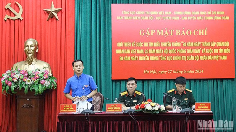 Các đồng chí đại diện Ban tổ chức trao đổi với các cơ quan báo chí, truyền thông về 2 Cuộc thi.