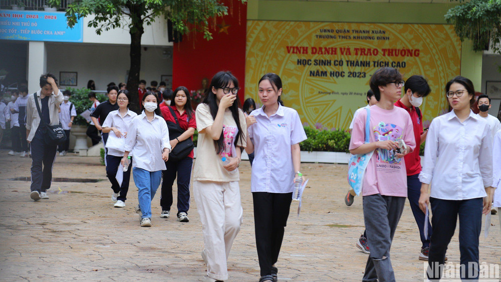 Thí sinh kết thúc môn Ngữ Văn tại điểm thi Trường THCS Khương Đình, Thanh Xuân, Hà Nội.