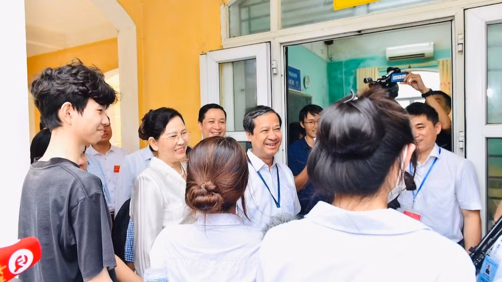 Bộ trưởng Nguyễn Kim Sơn động viên thí sinh tại điểm thi Trường THPT B Duy Tiên, Hà Nam trước giờ vào phòng thi.