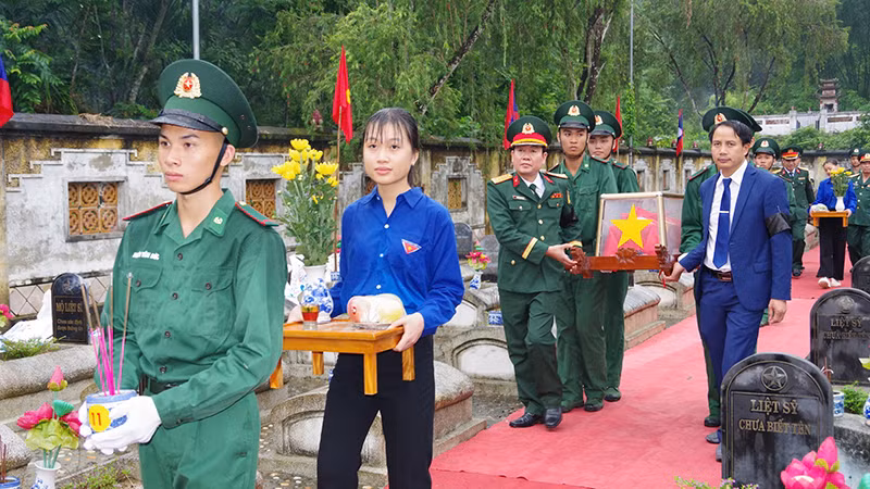 Các đại biểu cùng nhân dân di chuyển, an táng hài cốt liệt sĩ tại Nghĩa trang liệt sĩ quốc tế Đồng Tâm.