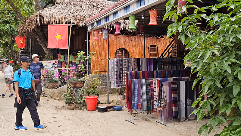 Khách du lịch tham quan làng nghề thổ cẩm ở thôn Lặn Ngoài, xã Lũng Niêm, huyện Bá Thước.