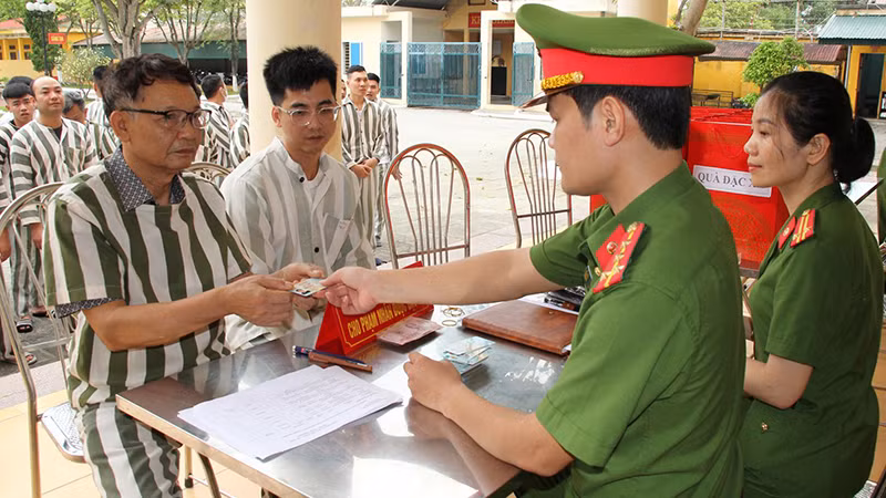 Công an Thanh Hóa cấp thẻ căn cước cho người được đặc xá.