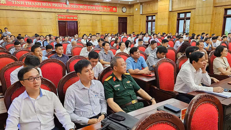 Các đại biểu dự Lễ phát động phong trào "Bình dân học vụ số" tại Tỉnh ủy Thanh Hóa.
