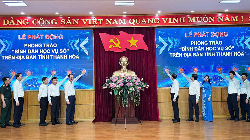 Tập thể lãnh đạo tỉnh Thanh Hóa phát lệnh hưởng ứng phong trào "Bình dân học vụ số".