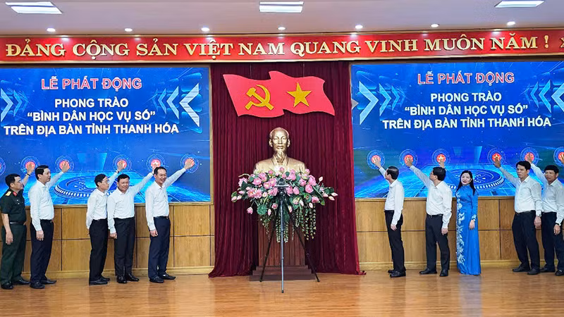 Tập thể lãnh đạo tỉnh Thanh Hóa phát lệnh hưởng ứng phong trào "Bình dân học vụ số".
