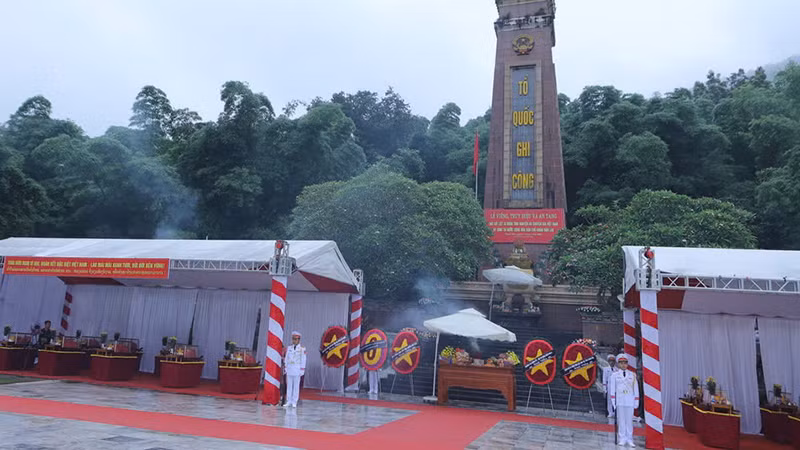 Khu vực đài tưởng niệm tại nghĩa trang liệt sĩ quốc tế Đồng Tâm.