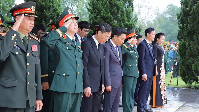 Các đại biểu tưởng niệm liệt sĩ.