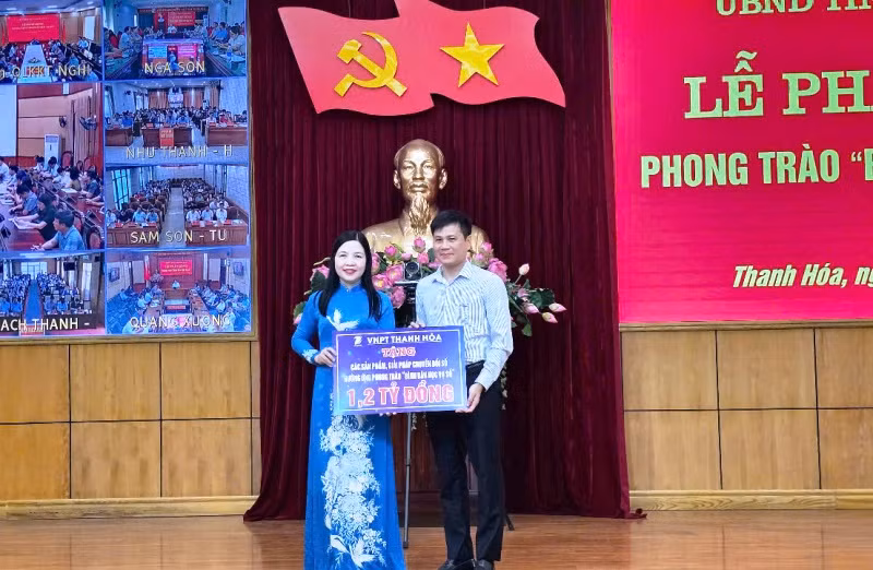 Doanh nghiệp đồng hành cùng phong trào "Bình dân học vụ số" ở Thanh Hóa.