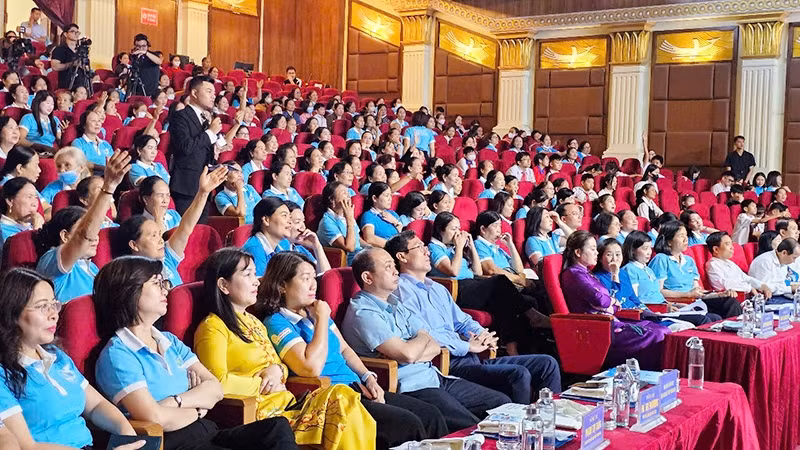Đông đảo cán bộ, nhân dân Thanh Hóa hưởng ứng chống ô nhiễm nhựa.