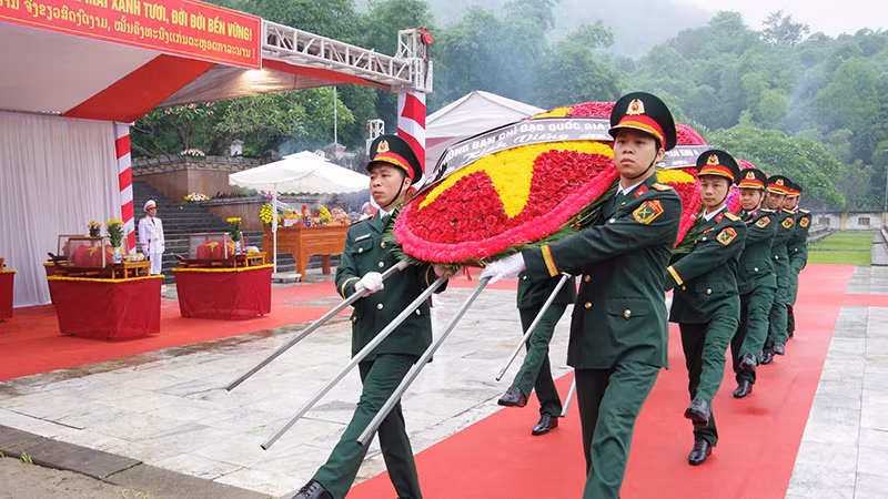 Các đoàn đại biểu dâng hoa tưởng niệm liệt sĩ.