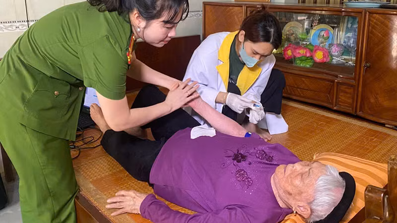 Tổ công tác đến gia đình thăm khám sức khỏe và thu nhận mẫu ADN của thân nhân liệt sĩ.