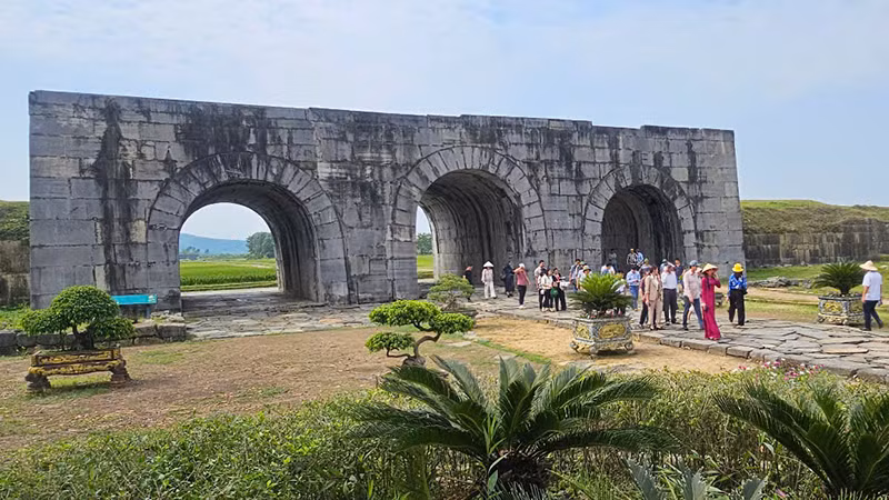 Cổng phía nam Di sản văn hóa thế giới Thành nhà Hồ.