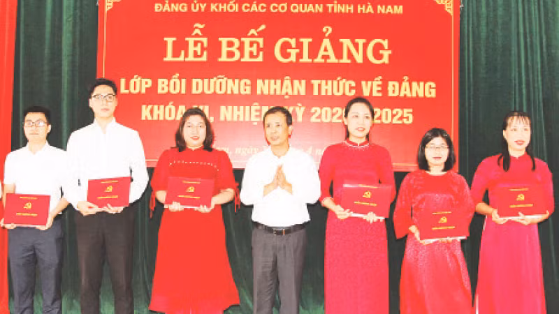 Lãnh đạo Đảng ủy Khối Các cơ quan tỉnh Hà Nam trao giấy chứng nhận hoàn thành lớp bồi dưỡng nhận thức về đảng cho các học viên. (Ảnh Hà Nam)