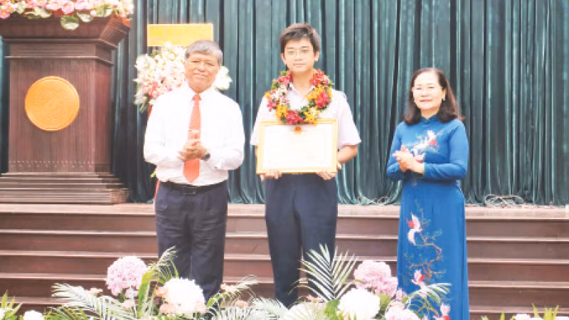 Đồng chí Nguyễn Thị Lệ (bên phải) trao bằng khen tặng học sinh giỏi Thành phố Hồ Chí Minh năm học 2023-2024.