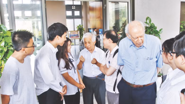 Giáo sư Trần Thanh Vân, Giáo sư Đàm Thanh Sơn, Giáo sư Jerome Friedman (Nobel Vật lý năm 1990) chia sẻ cùng các học sinh. (Ảnh Trung tâm ICISE)