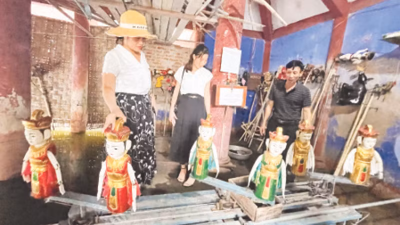 Nghệ nhân Phường múa rối nước Hồng Phong giới thiệu các tích trò và nghệ thuật múa rối nước tại Thủy đình.