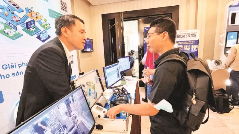 Doanh nghiệp giới thiệu sản phẩm công nghệ mới chăm sóc sức khỏe.