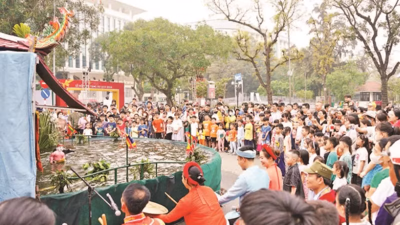 Đông đảo khách tham quan đến Lễ hội Quà tặng du lịch tham gia các hoạt động khám phá, trải nghiệm.