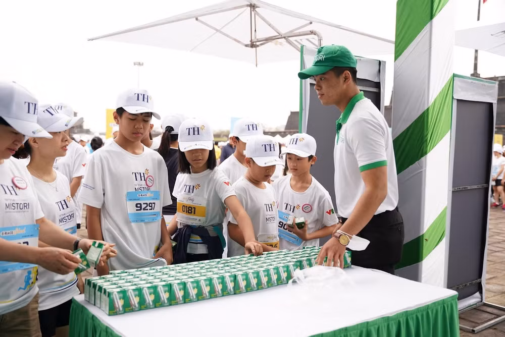 Tập đoàn TH và thương hiệu sữa cacao lúa mạch TH true Chocomalt Mistori “tiếp sức” các bạn học sinh, sinh viên tham gia S-Race Thừa Thiên Huế. (Ảnh: S-Race)