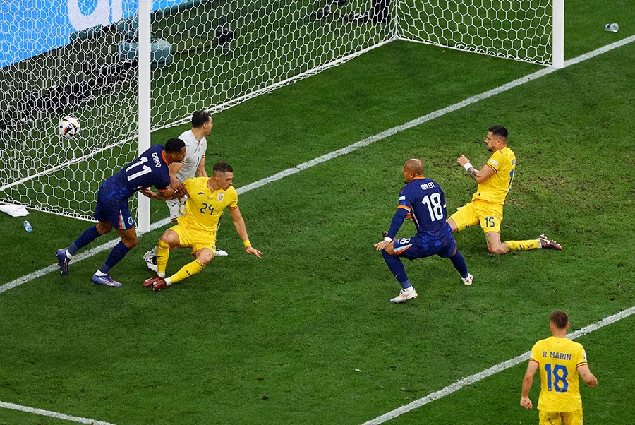 Pha rê bóng xuất sắc của tiền đạo Cody Gakpo đã "dọn cỗ" cho người đồng đội của mình là Malen ghi bàn nâng tỉ số lên thành 2-0. (Ảnh: Reuters)