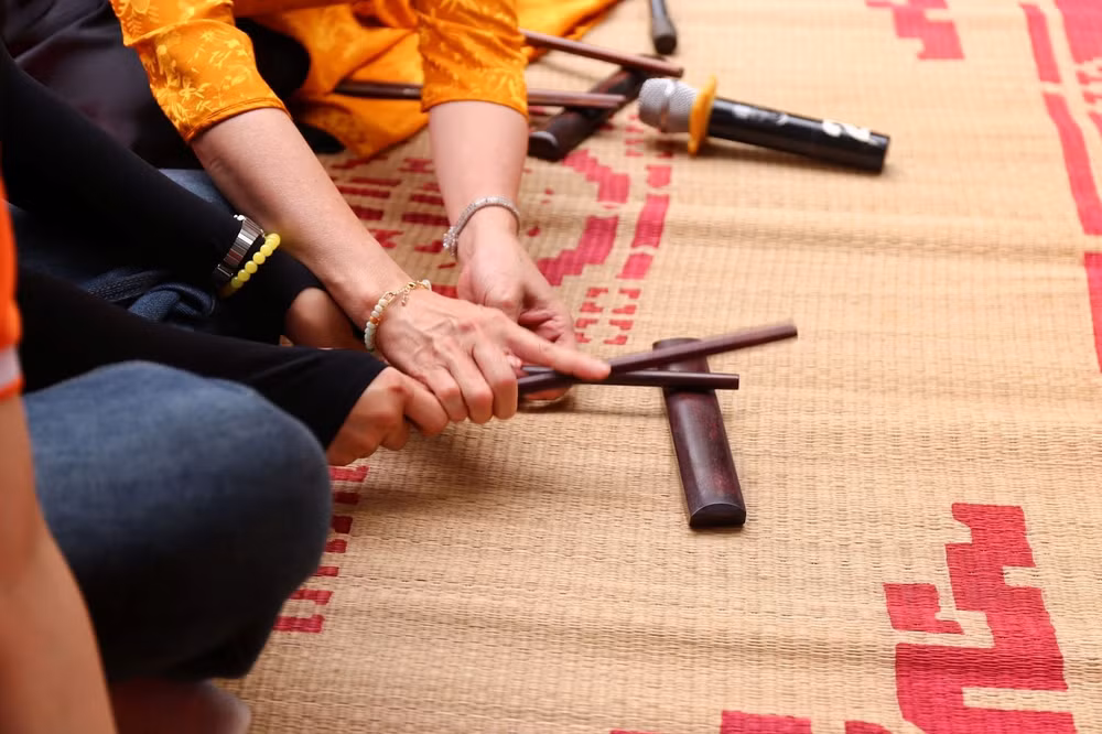 Trong quá trình tham gia trải nghiệm học hát, du khách sẽ được hướng dẫn tận tình bởi những ca nương lành nghề, có kinh nghiệm lâu năm.