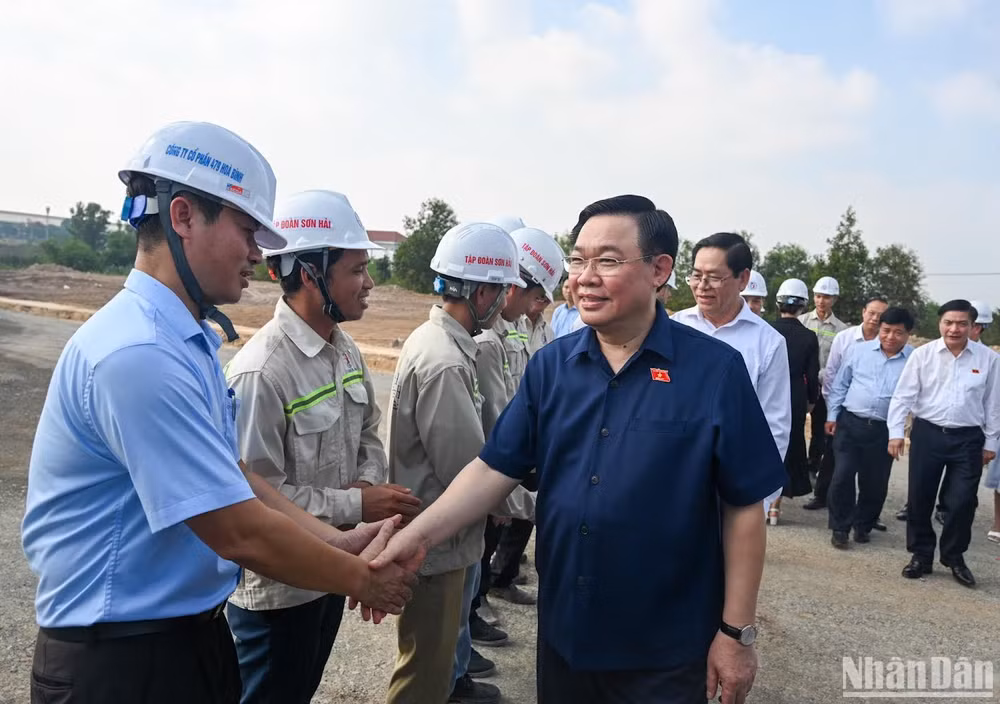 Chủ tịch Quốc hội Vương Đình Huệ với cán bộ, kỹ sư, công nhân tại Dự án thành phần 3 Dự án đầu tư xây dựng đường bộ cao tốc Biên Hòa-Vũng Tàu. (Ảnh: DUY LINH)