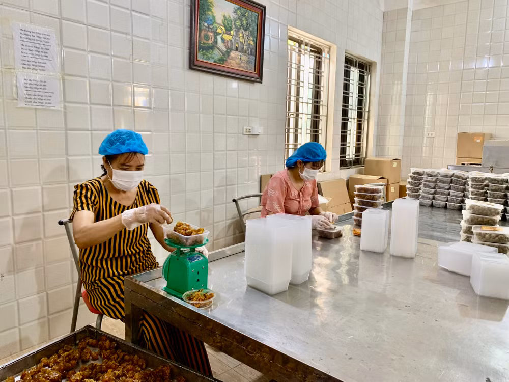 Sản phẩm chế biến ô mai, mứt được công nhận OCOP ở xã Phương Chiểu, thành phố Hưng Yên, tỉnh Hưng Yên. Sản phẩm chế biến ô mai, mứt được công nhận OCOP ở xã Phương Chiểu, thành phố Hưng Yên, tỉnh Hưng Yên.