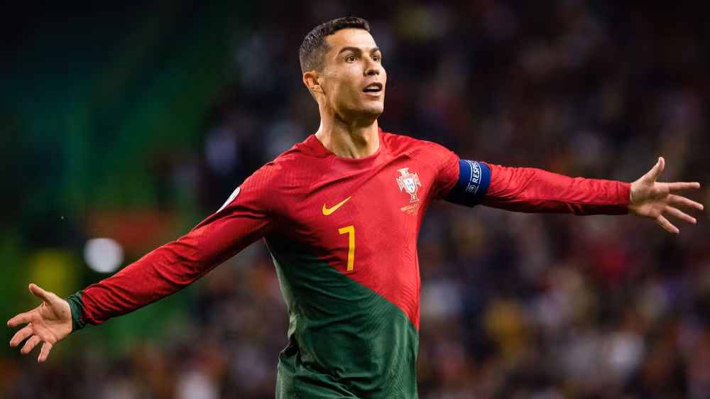 Cầu thủ Cristiano Ronaldo - khi tuổi tác đối với anh chỉ là những con số và sẵn sàng cống hiến tất cả sức lực của mình vì màu cờ sắc áo. (Ảnh: ESPN)