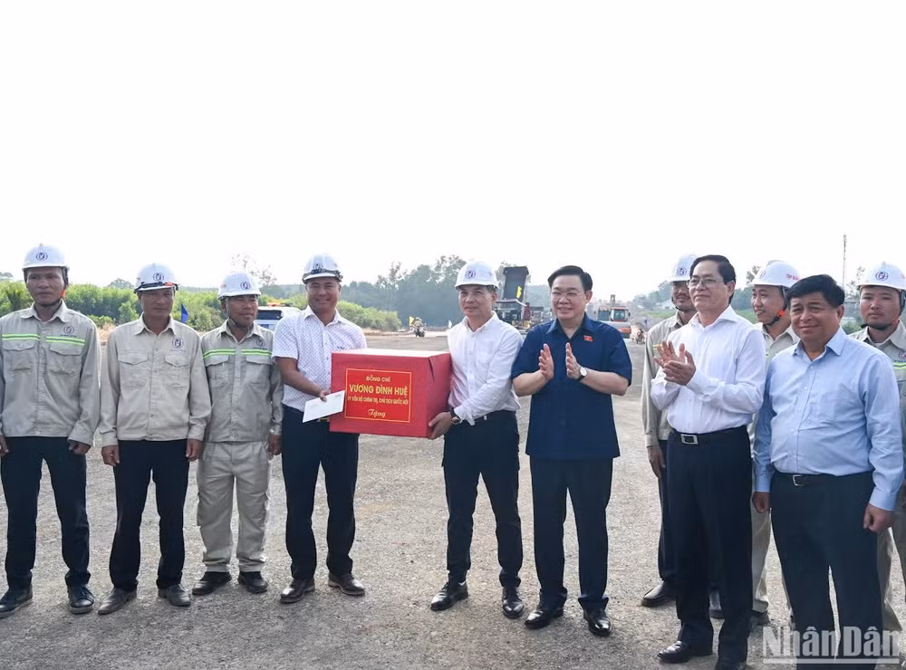Chủ tịch Quốc hội Vương Đình Huệ tặng quà cho nhà thầu, đơn vị thi công Dự án. (Ảnh: DUY LINH)