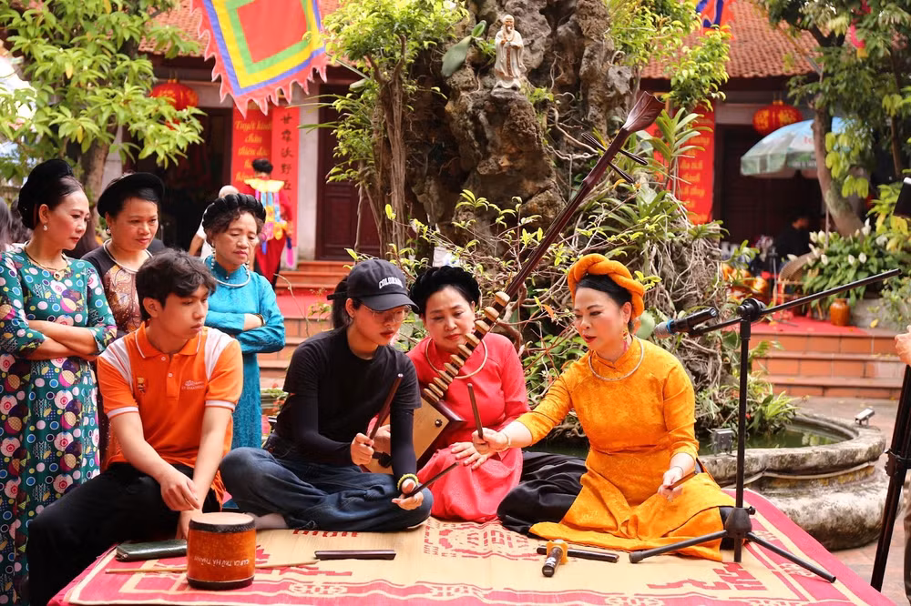 Du khách được trải nghiệm học hát cùng ca nương. (Ảnh: Uyển Nhi)