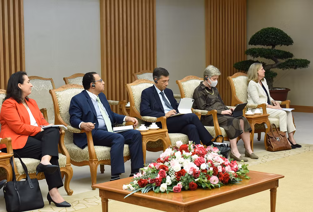 Các thành viên đi với Bà Manuela V. Ferro, Phó Chủ tịch Ngân hàng Thế giới (World Bank) phụ trách khu vực Đông Á-Thái Bình Dương cũng tham dự buổi tiếp. Các thành viên đi với Bà Manuela V. Ferro, Phó Chủ tịch Ngân hàng Thế giới (World Bank) phụ trách khu vực Đông Á-Thái Bình Dương cũng tham dự buổi tiếp.