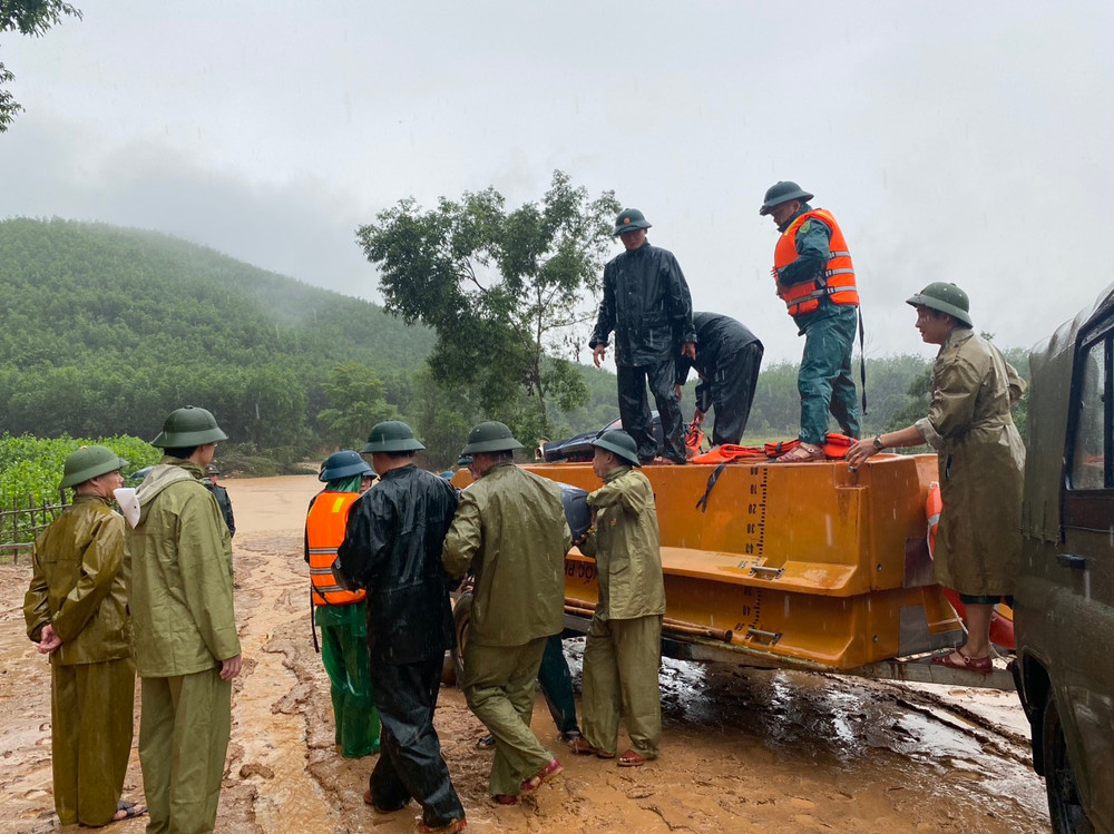 Tỉnh Hà Tĩnh huy động nhân lực, phương tiện tiếp tục tìm kiếm người dân mất tích.