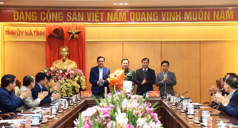 Các đồng chí Thường trực Tỉnh ủy Hà Tĩnh tặng hoa chúc mừng Thượng tá Nguyễn Xuân Thắng.