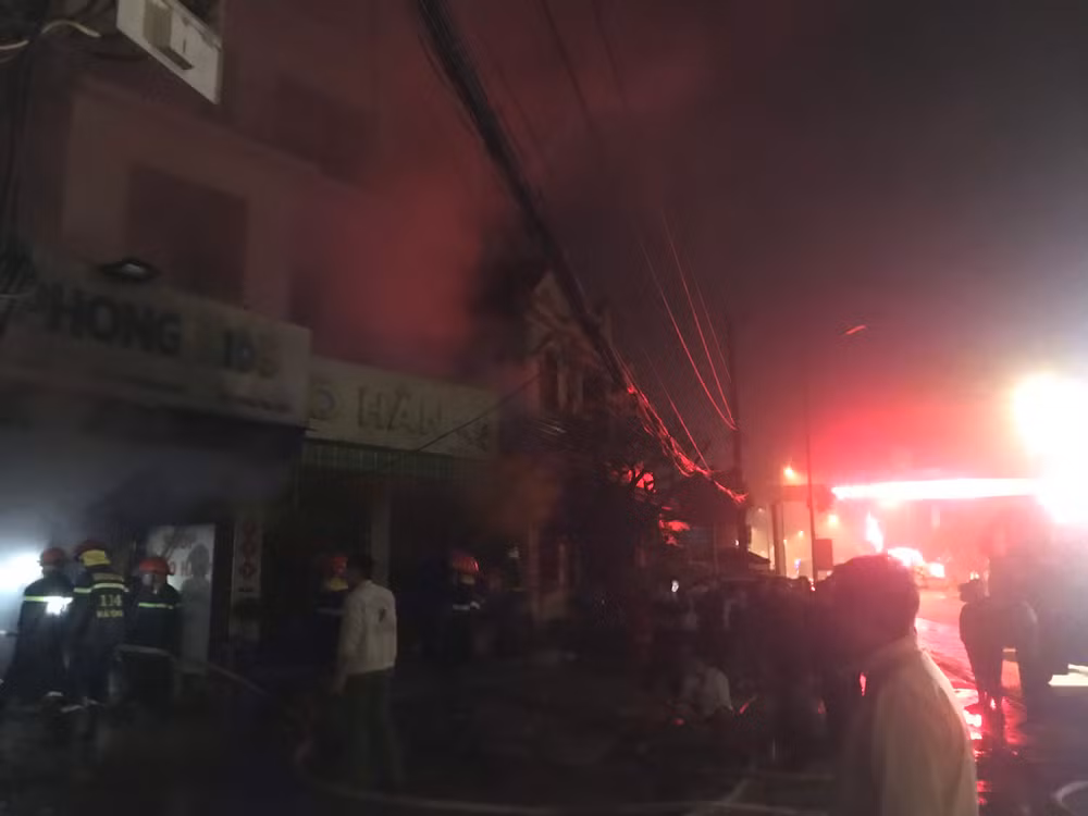 Cán bộ, chiến sĩ Phòng Cảnh sát phòng cháy, chữa cháy và cứu nạn cứu hộ Hà Tĩnh phối hợp với người dân kịp thời dập tắt đám cháy.