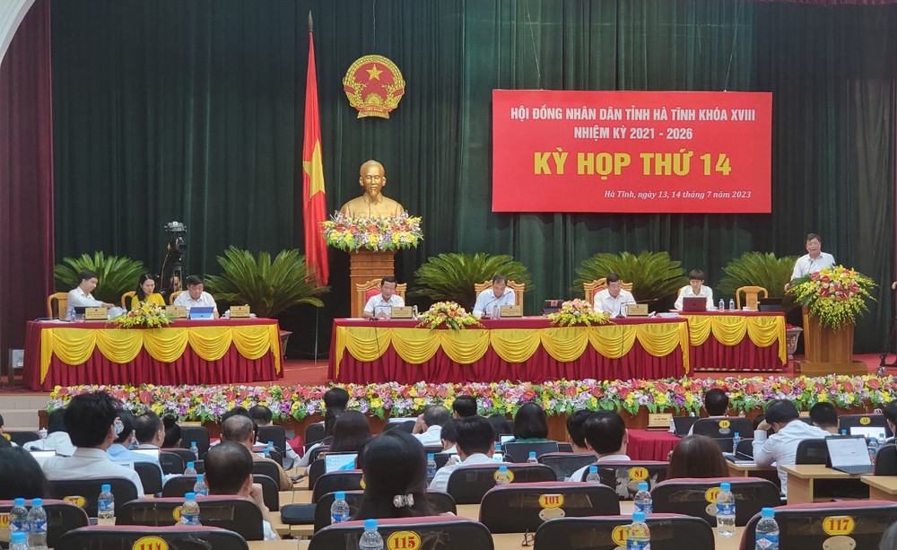 Giám đốc Sở Y tế Hà Tĩnh trả lời các câu hỏi chất vấn của đại biểu, cử tri.
