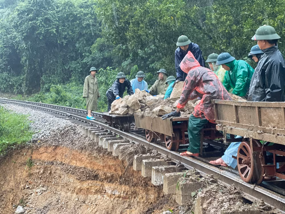 Khu vực sạt lở nằm ở vị trí độc đạo rất khó tiếp cận hiện trường.