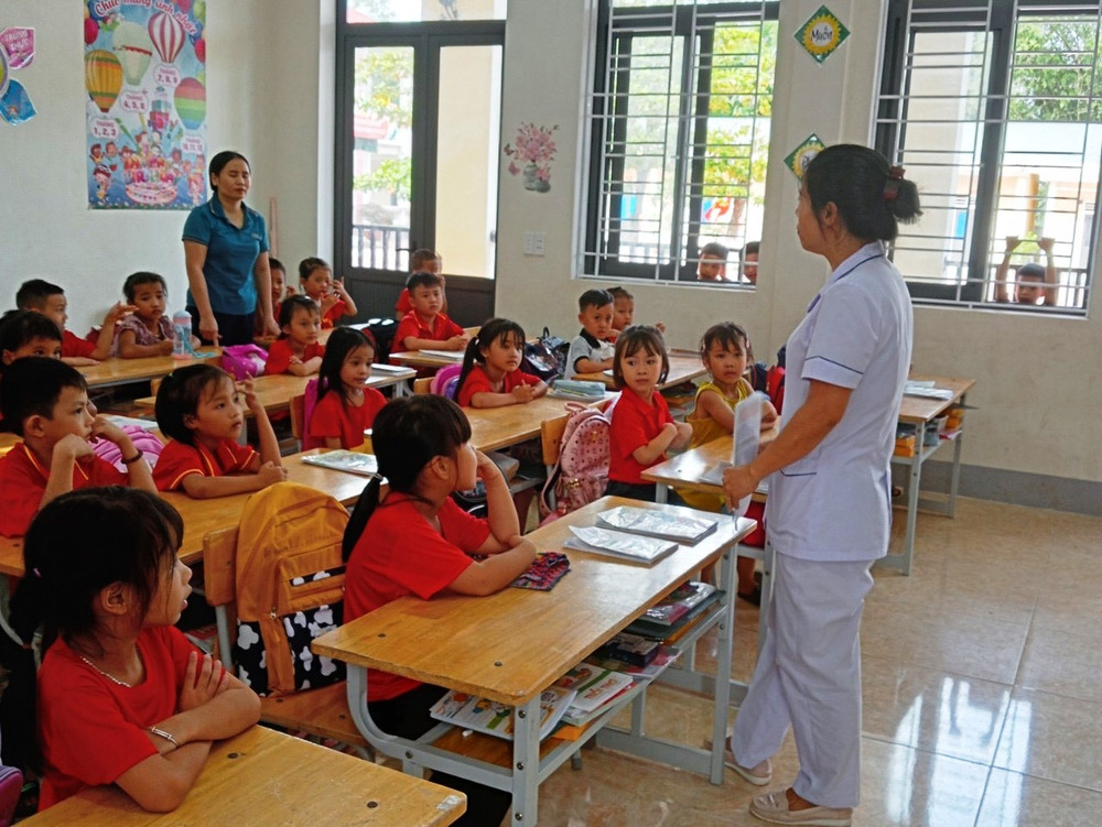 Cán bộ y tế hướng dẫn cán bộ, giáo viên, nhân viên và học sinh ở Hương Khê thực hiện các biện pháp phòng, chống dịch đau mắt đỏ.