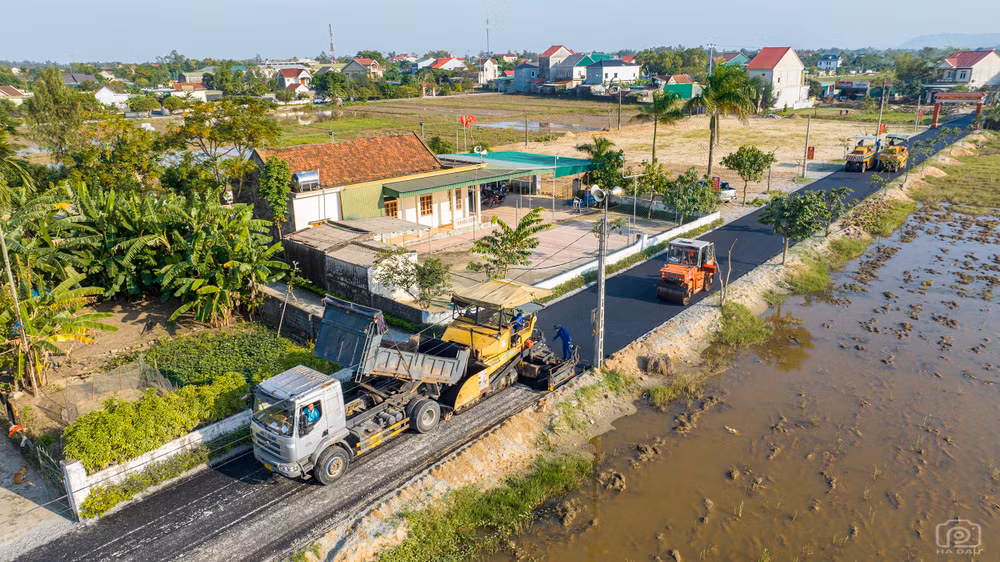 Với phương châm "Nhà nước và nhân dân cùng làm", huyện Nghi Xuân đã thảm nhựa hầu hết các tuyến đường giao thông nông thôn trên địa bàn. Ảnh ĐẬU HÀ