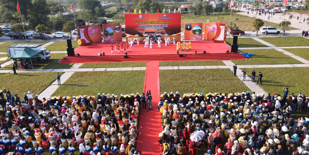 Hàng chục nghìn du khách và tăng ni, phật tử nô nức khai hội chùa Hương năm 2023.