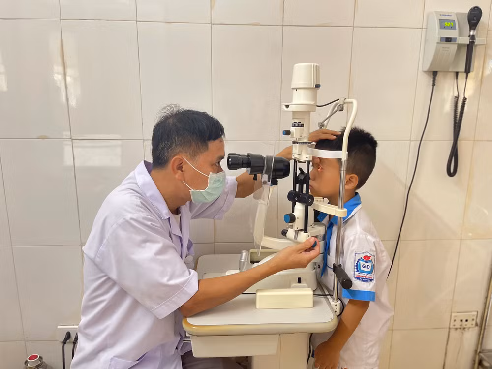 Các bác sĩ Bệnh viện đa khoa Hà Tĩnh kiểm tra tình hình đau mắt đỏ của các học sinh trên địa bàn.