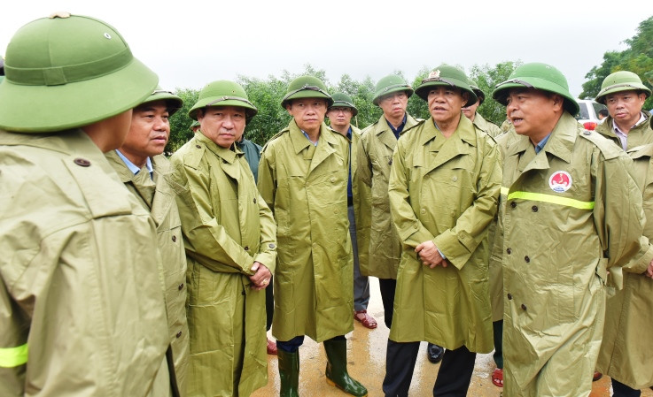 Thứ trưởng Bộ Nông nghiệp và Phát triển nông thôn cùng lãnh đạo tỉnh thị sát các điểm sạt lở do mưa lũ.