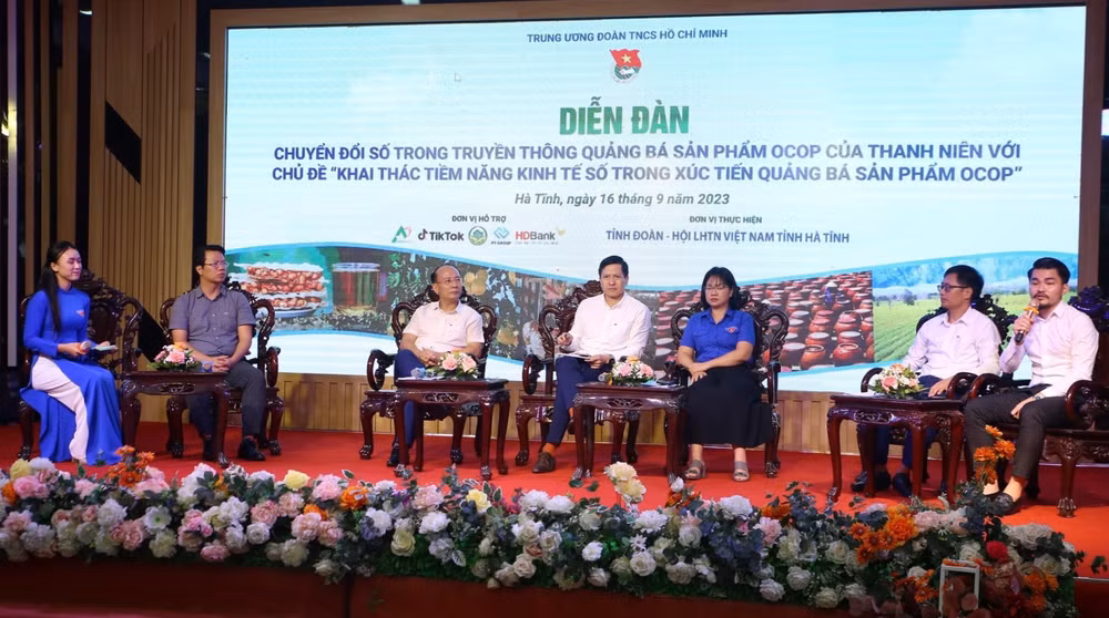 Các đại biểu trao đổi kinh nghiệm chuyển đổi số. Các đại biểu trao đổi kinh nghiệm chuyển đổi số.