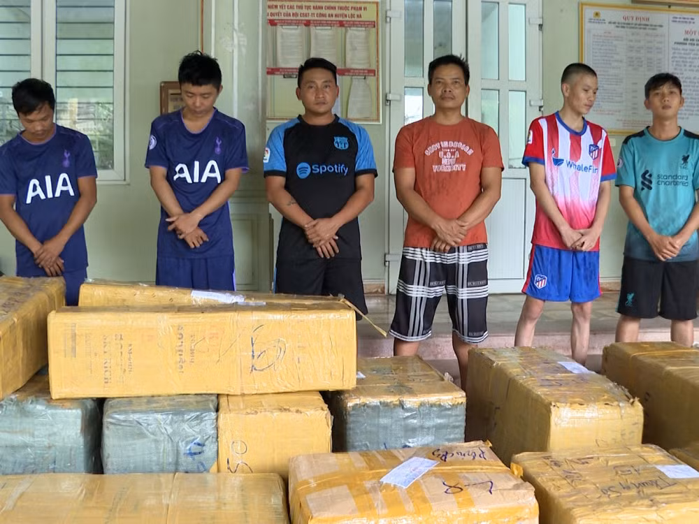 Các đối tượng bị bắt cùng tang vật vụ án.