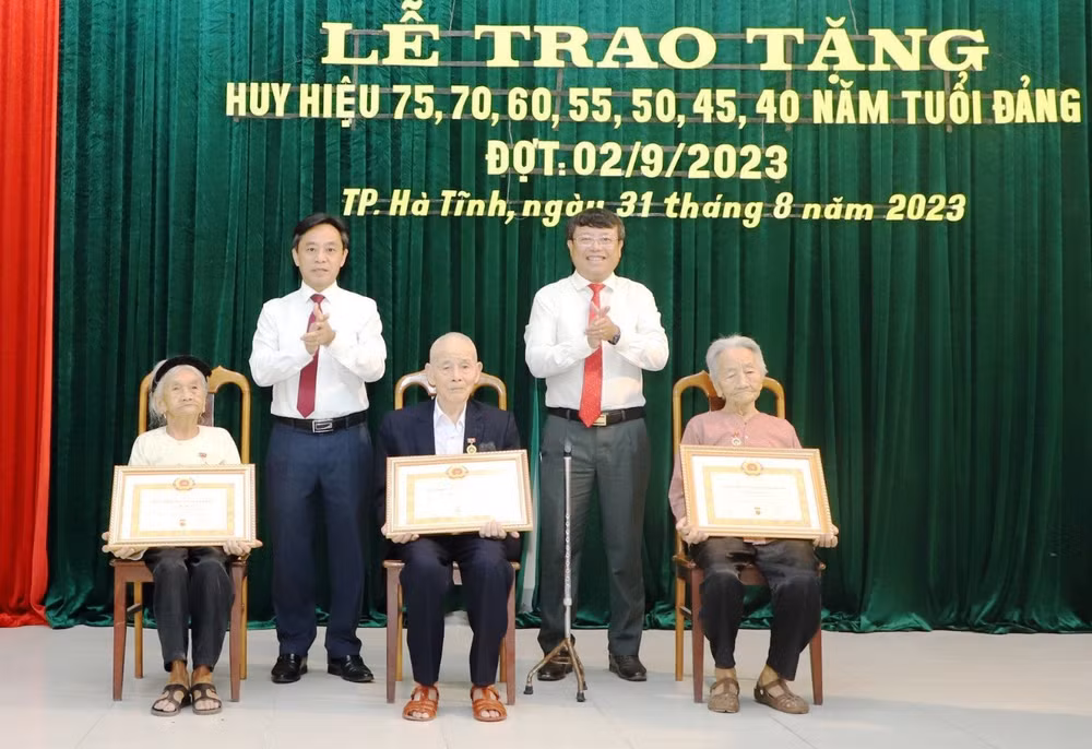 Đồng chí Trần Thế Dũng, Phó Bí thư Thường trực Tỉnh ủy Hà Tĩnh và đồng chí Dương Tất Thắng, Bí thư Thành ủy Hà Tĩnh trao Huy hiệu 75 năm tuổi Đảng cho các đảng viên lão thành.