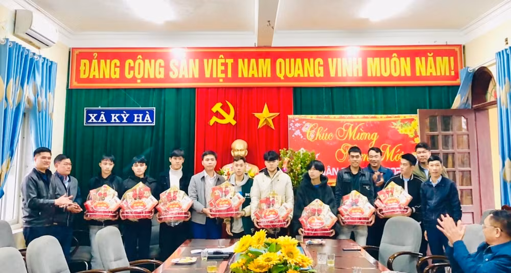 Xã Kỳ Hà (thị xã Kỳ Anh) gặp mặt, chúc mừng quân nhân xuất ngũ và tân binh lên đường tòng quân năm 2023.