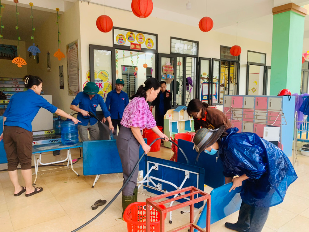 Trường Mầm non Hương Đô huy động lực lượng dọn dẹp, vệ sinh môi trường sau lũ.