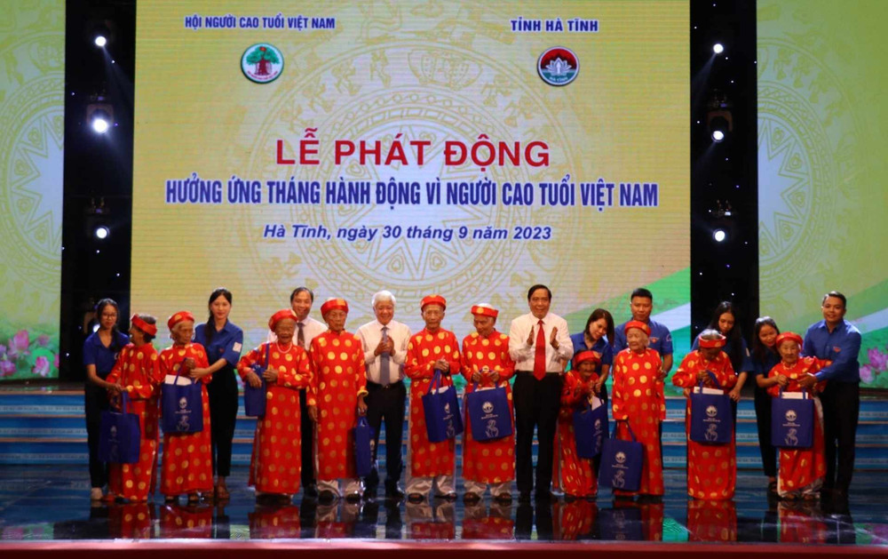 Đồng chí Đỗ Văn Chiến, Bí thư Trung ương Đảng, Chủ tịch Ủy ban mặt trận Tổ quốc Việt Nam và đồng chí Nguyễn Thanh Bình, Chủ tịch Hội người cao tuổi Việt Nam tặng quà cho các cụ ông, cụ bà tròn 100 tuổi ở Hà Tĩnh. 