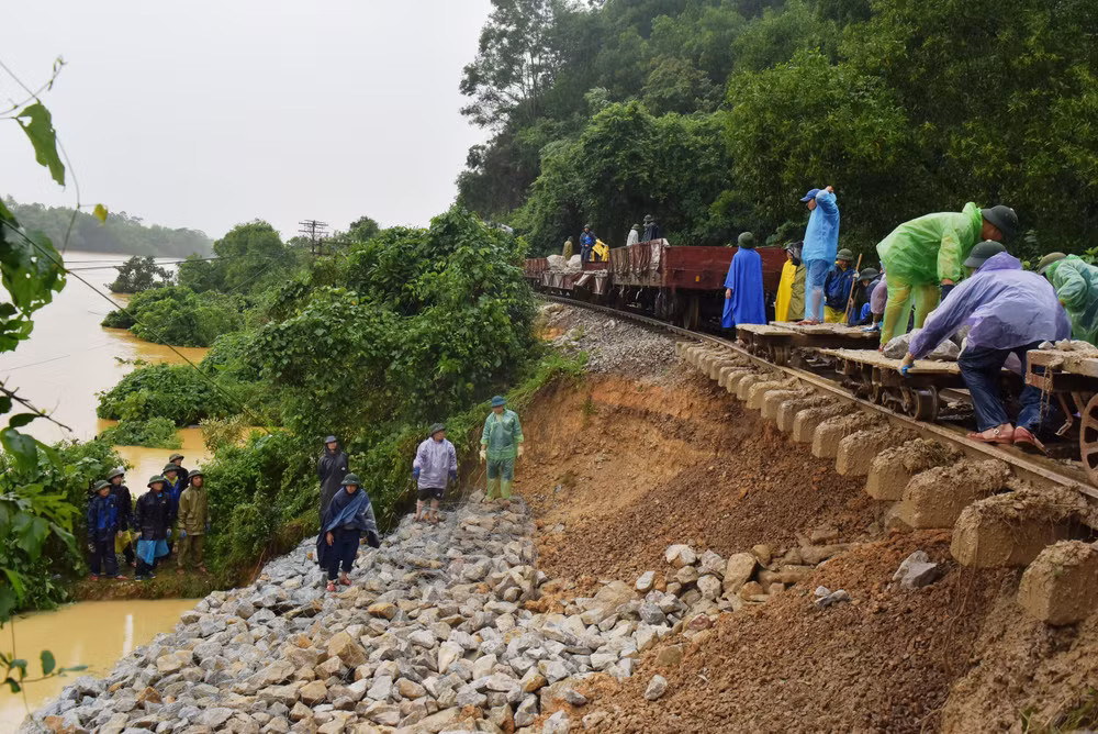 Các lượng lượng tham gia khắc phục sự cố sạt lở đường sắt đoạn qua xã Đức Liên (Vũ Quang).