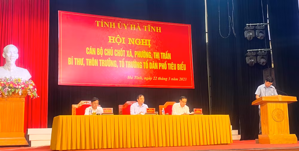 Các đồng chí Thường trực Tỉnh ủy Hà Tĩnh tiếp thu, giải đáp một số kiến nghị, đề xuất của đại biểu tham dự hội nghị.